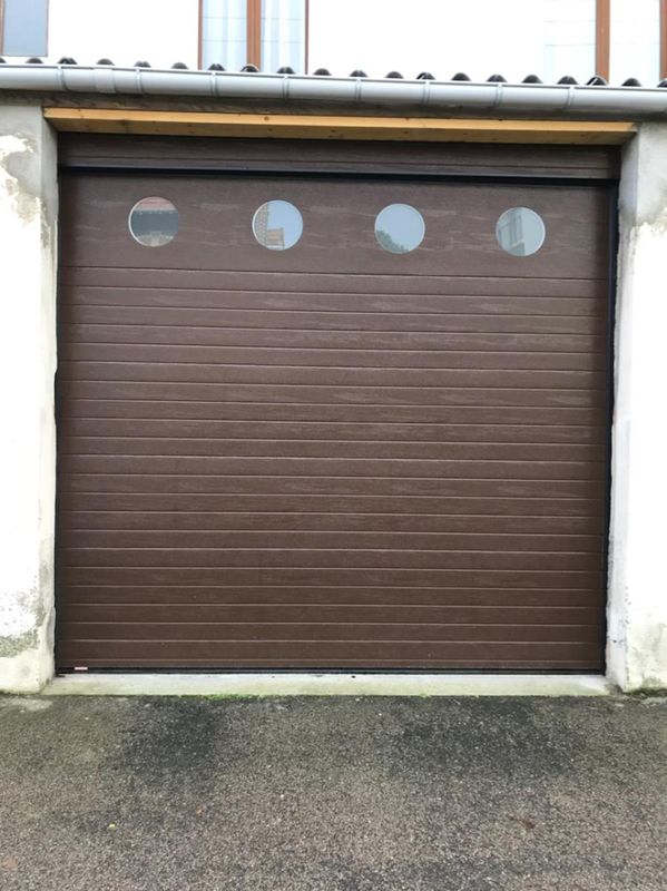 Installer une porte de garage sectionnelle avec hublots à Montivilliers 76