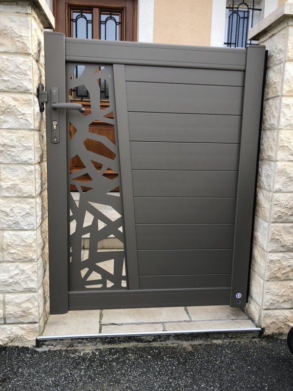 Portillon en aluminium modèle PLANET TÔLE, coloris 7006 texturé, posé sur Le Havre