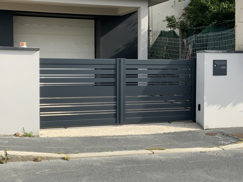 Portail et portillon aluminium. posé à Sainte Adresse, portail coulissant motorisé Somfy.