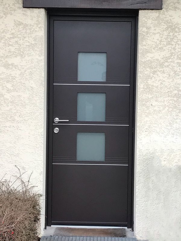 Installer une porte d’entrée alu modèle Studio K-Line proche Le Havre 76