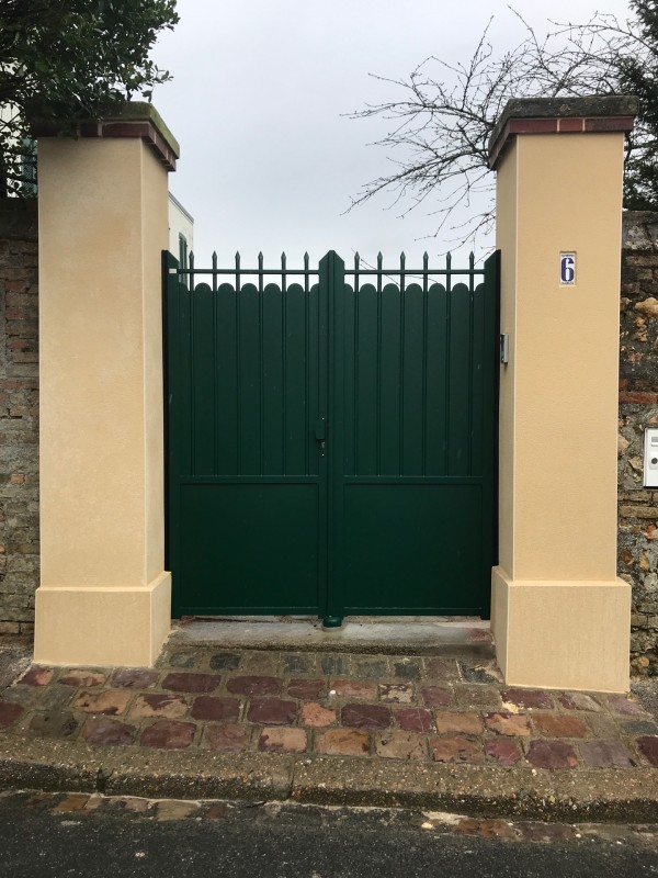 Installation d'un portail aluminium, couleur vert à Etretat