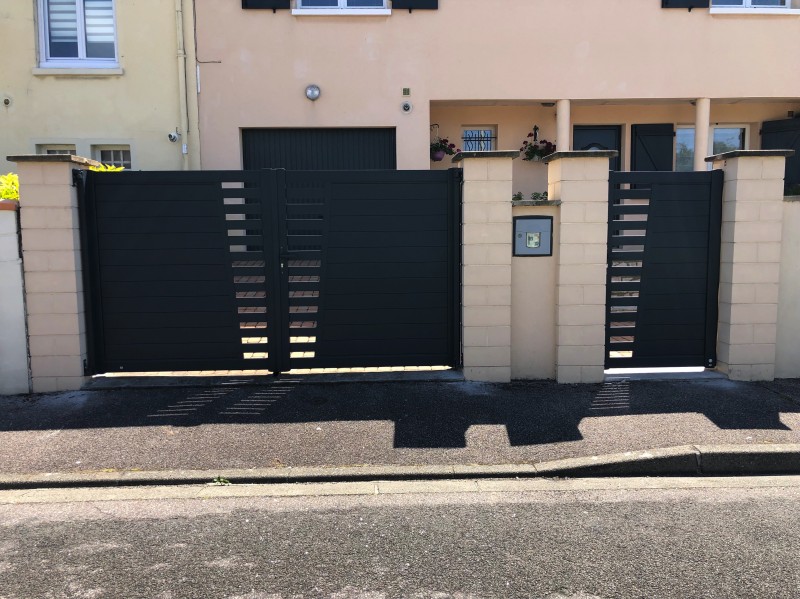 PORTAIL ALUMINIUM COLORIS GRIS ANTHRACITE RAL 7016 posé sur LE HAVRE