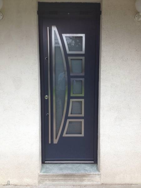 Installation d'une porte d'entrée aluminium et semi vitrée au Havre (76)