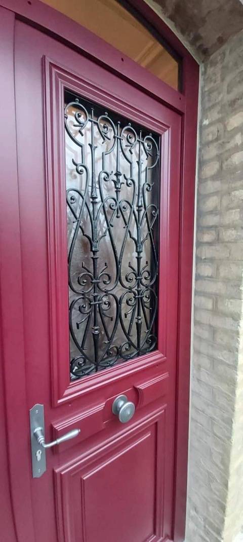 installation d'une porte d'entrée en bois rouge avec imposte à Montivilliers (76)